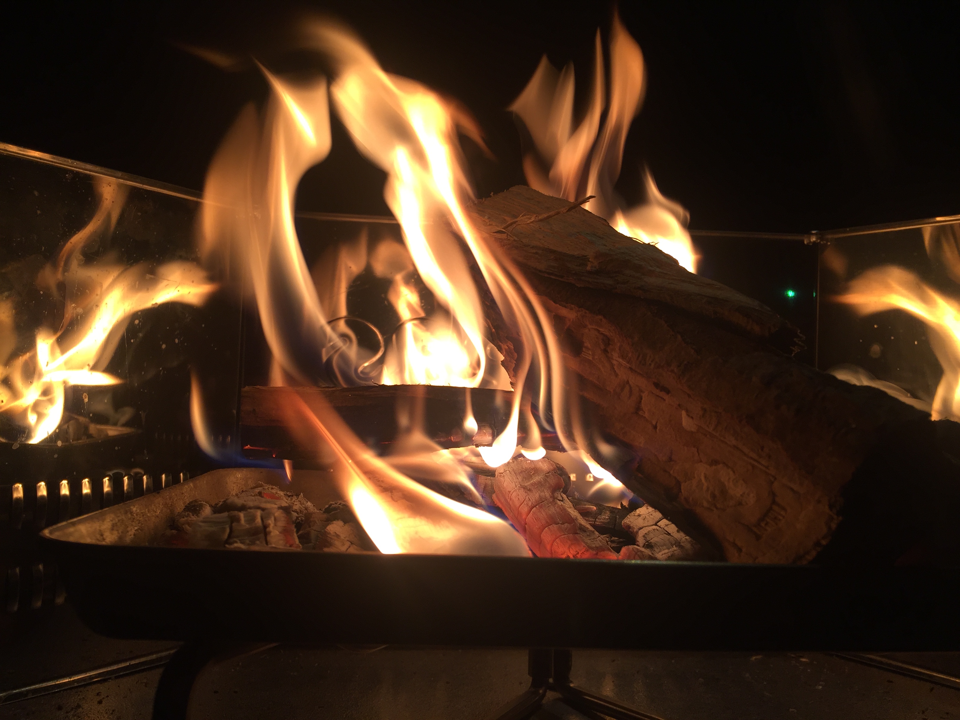 卓上で「焚き火」ができる！｜ユニフレーム(UNIFLAME) ダッチスタンドが便利です。 | ソロニワ