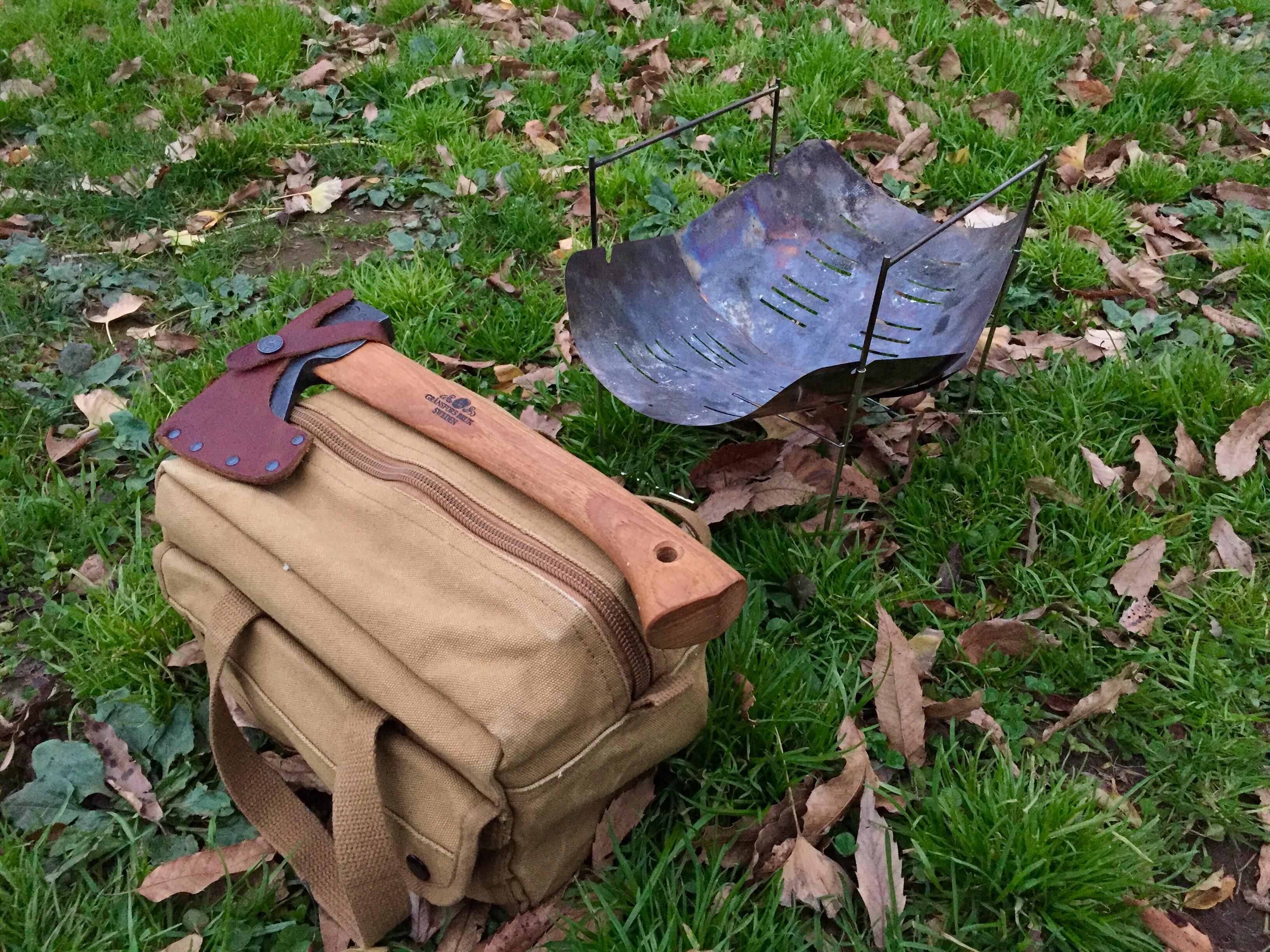 ミニマムキャンプが楽しい Rothcoのツールバッグ に薪を収納する ソロニワ