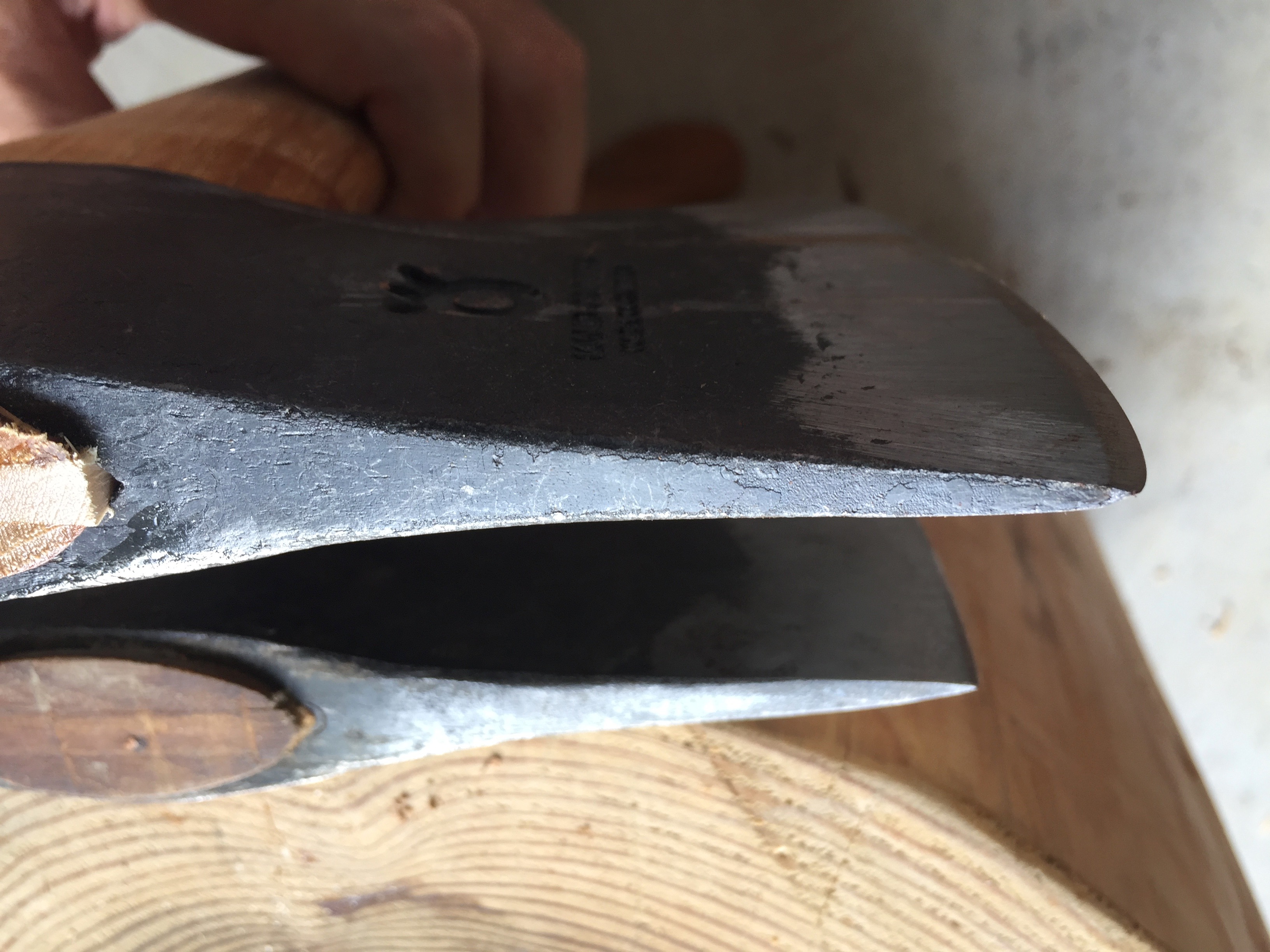 【レビュー】ハスクバーナの手斧 （38cm）は想像以上に凄かった！→「安価で高品質」 | ソロニワ