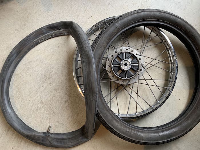 スーパーカブ 01 のパンク修理 後輪タイヤを交換する方法 ソロニワ