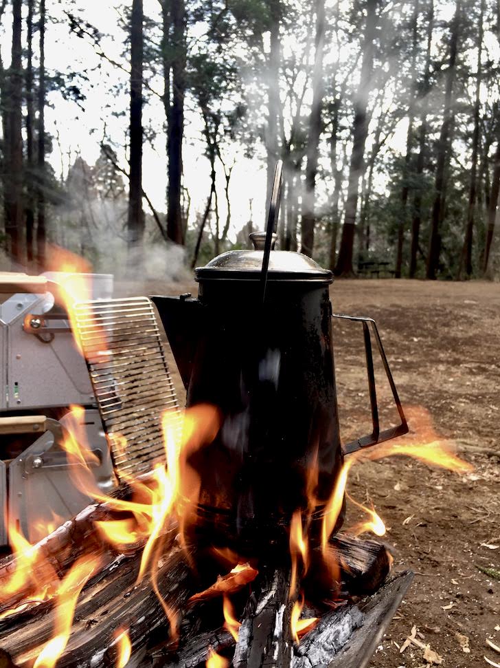 直火でもok キャンプにおすすめの 焚き火ケトル 選 ソロニワ
